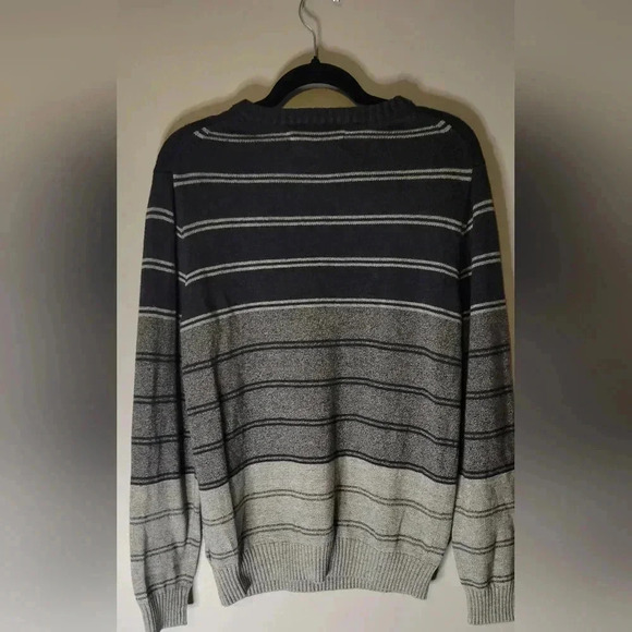 Levi's Standard fit striped sweater, crew neck, Gray, men's size medium - Picture 7 of 9